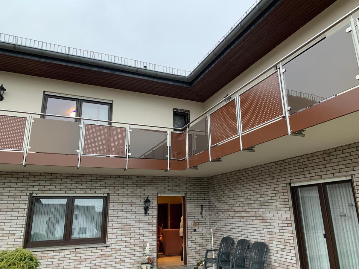 Ferienwohnungjahrsfeld Strassenhaus Extérieur photo